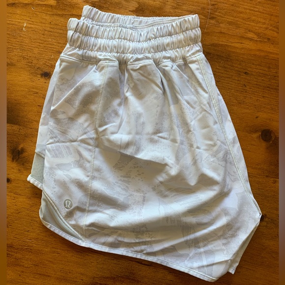 Lululemon Hotty Hot Shorts 4” - Picture 3 of 3